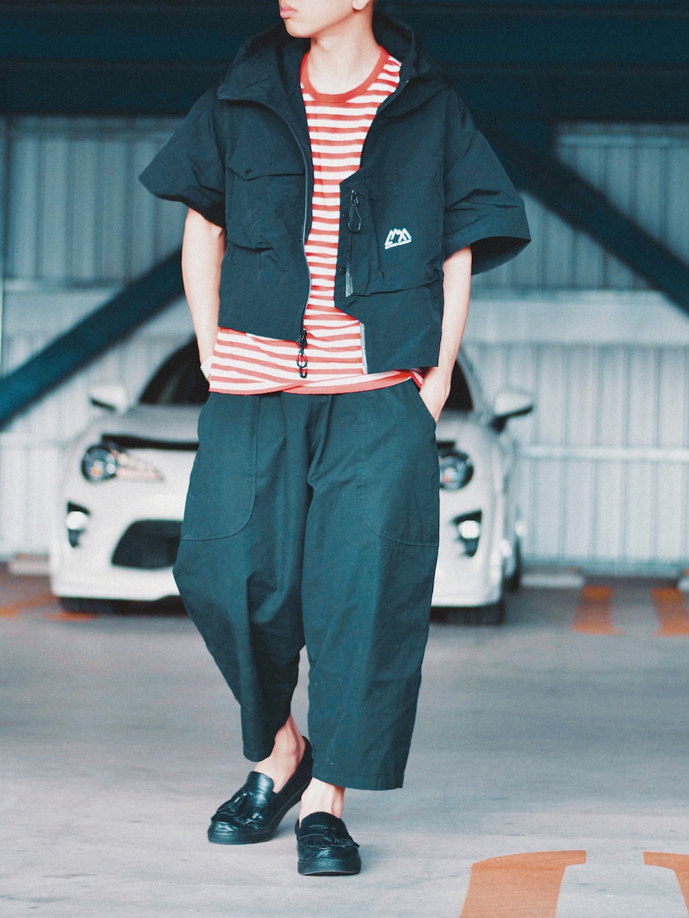 ブラック系のスニーカー、ブラック系のシャツ/ブラウス、ブラック系のその他パンツを着用したメンズの春コーディネートの2枚目の写真