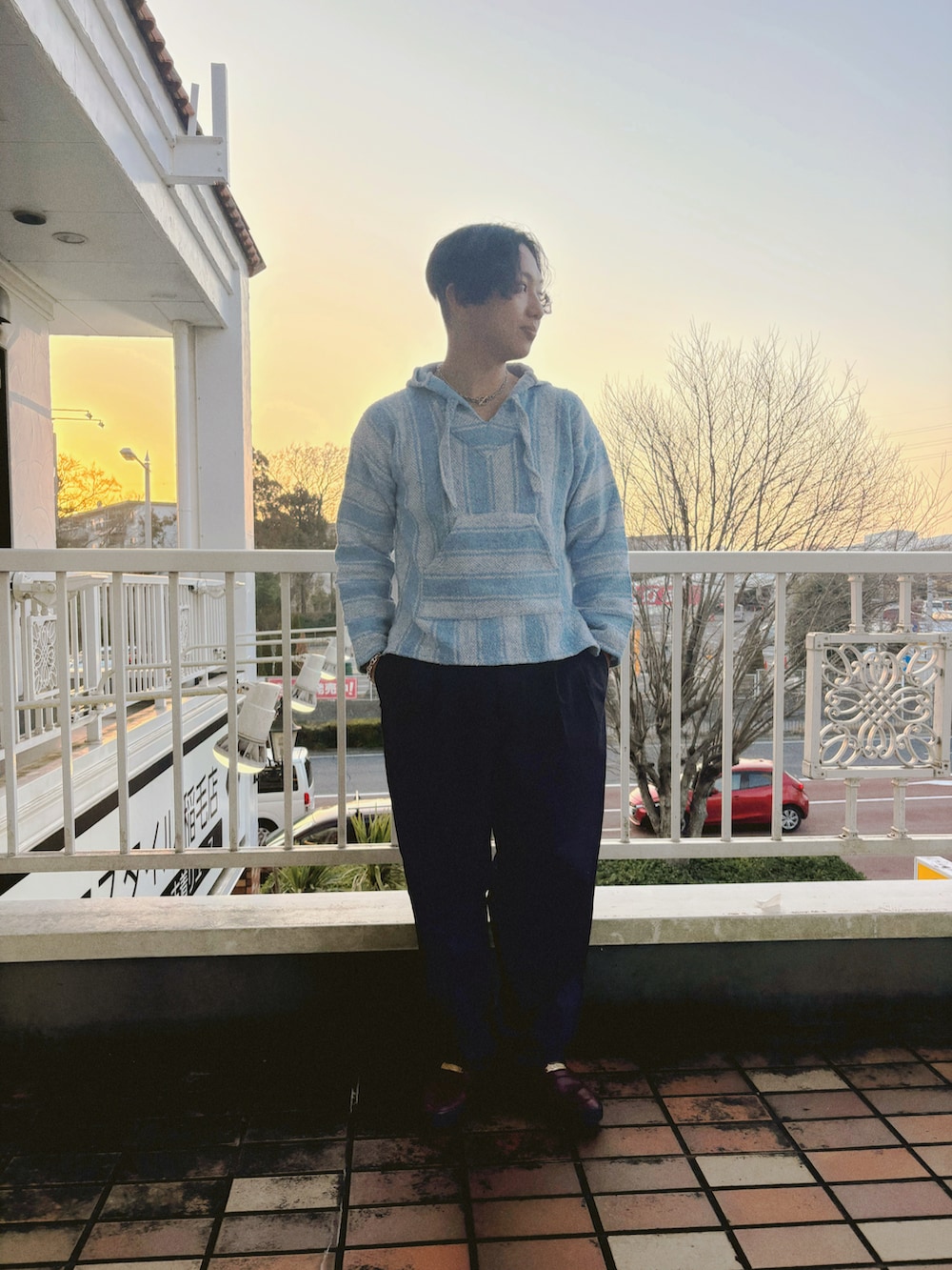 ブルー系のスラックス、ブルー系のパーカーを着用したメンズの春コーディネートの2枚目の写真