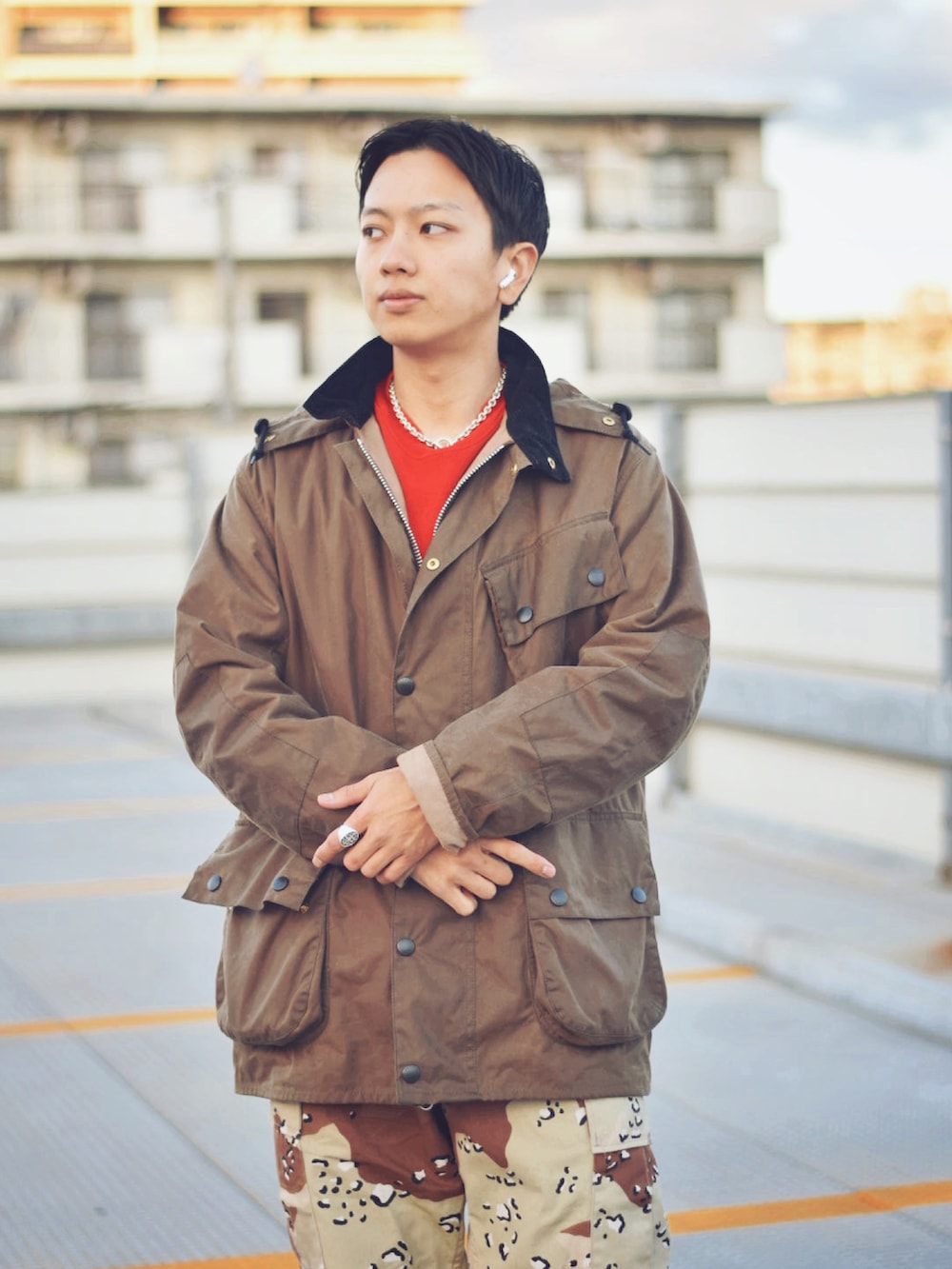 「冬コーデ、オトナカジュアル、ロスコ、ミリタリー、ミリタリージャケット、大人コーデ、デザートカモ、ローファー、barbour、カーゴパンツ、古着MIX、赤、今日のコーデ」｜「CONVERSEのCONVERSE CS LOAFER SK TOYA HORIUCHI + / コンバース CS ローファー SK トウヤホリウチ ＋（スニーカー、ブラウン系）」を使った、おまめくんさん（メンズ・171cm）の冬コーディネートの2枚目の写真