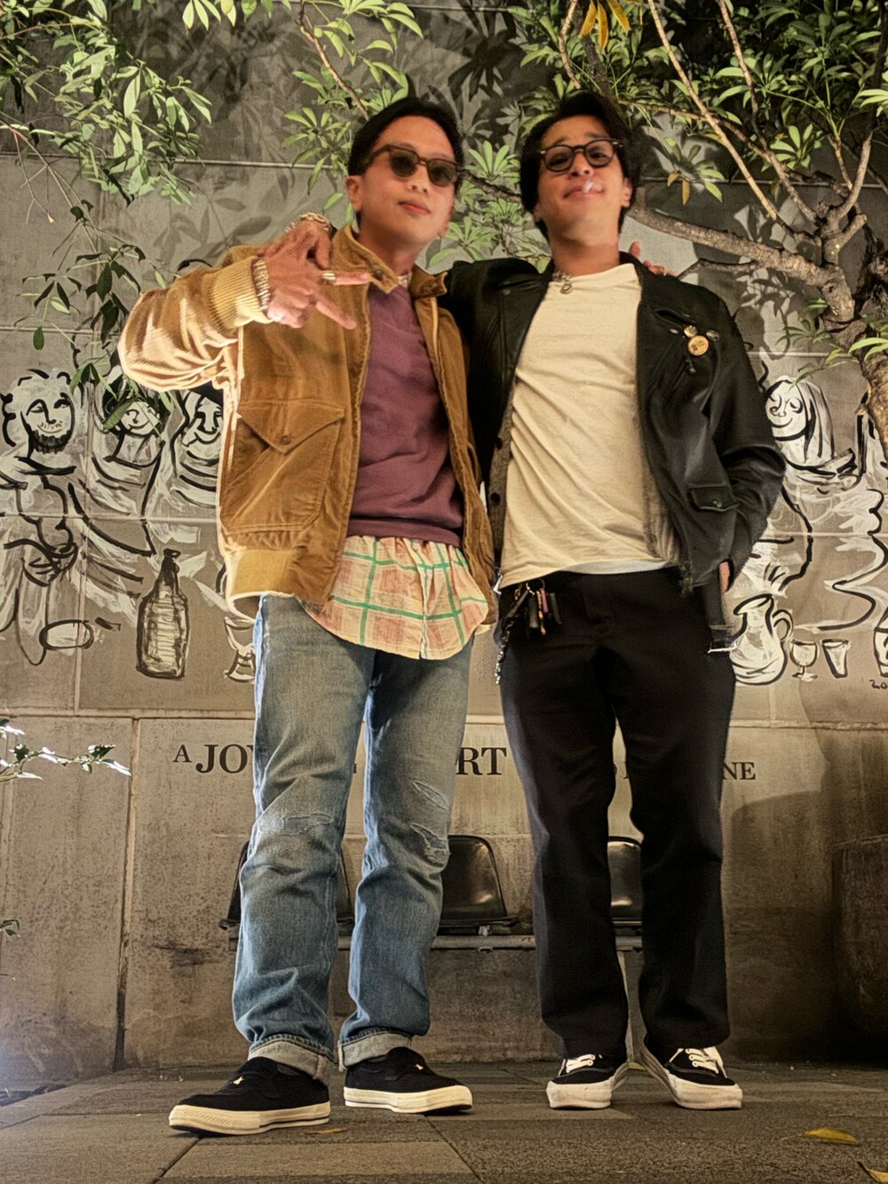 ブルー系のデニムパンツ、ブラック系のスニーカー、その他のシャツ/ブラウスを着用したメンズの冬コーディネートの3枚目の写真