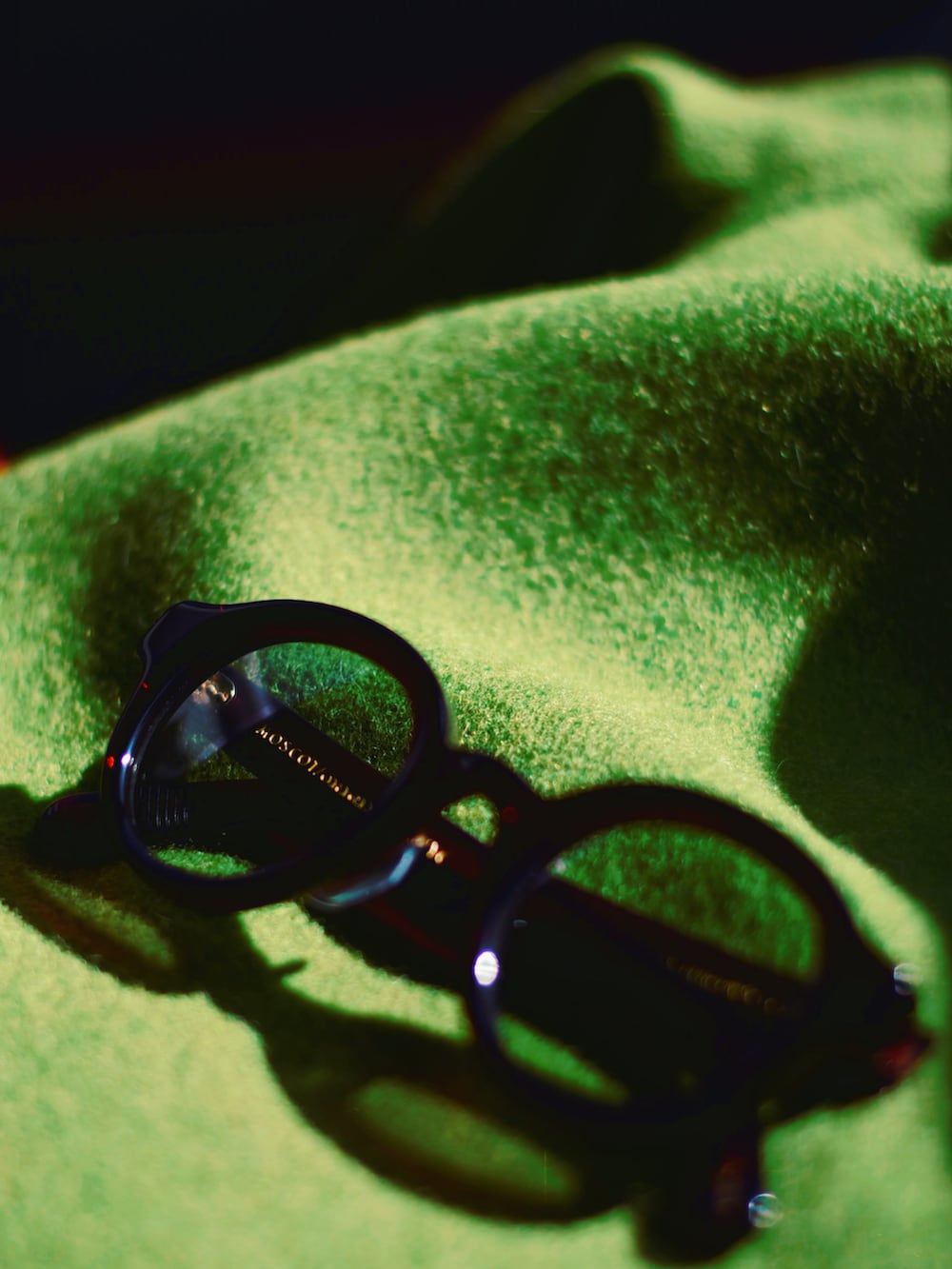 グリーン系のチノパンツ、グリーン系のダッフルコート、ブルー系のカバーオールを着用したメンズの春コーディネートの2枚目の写真