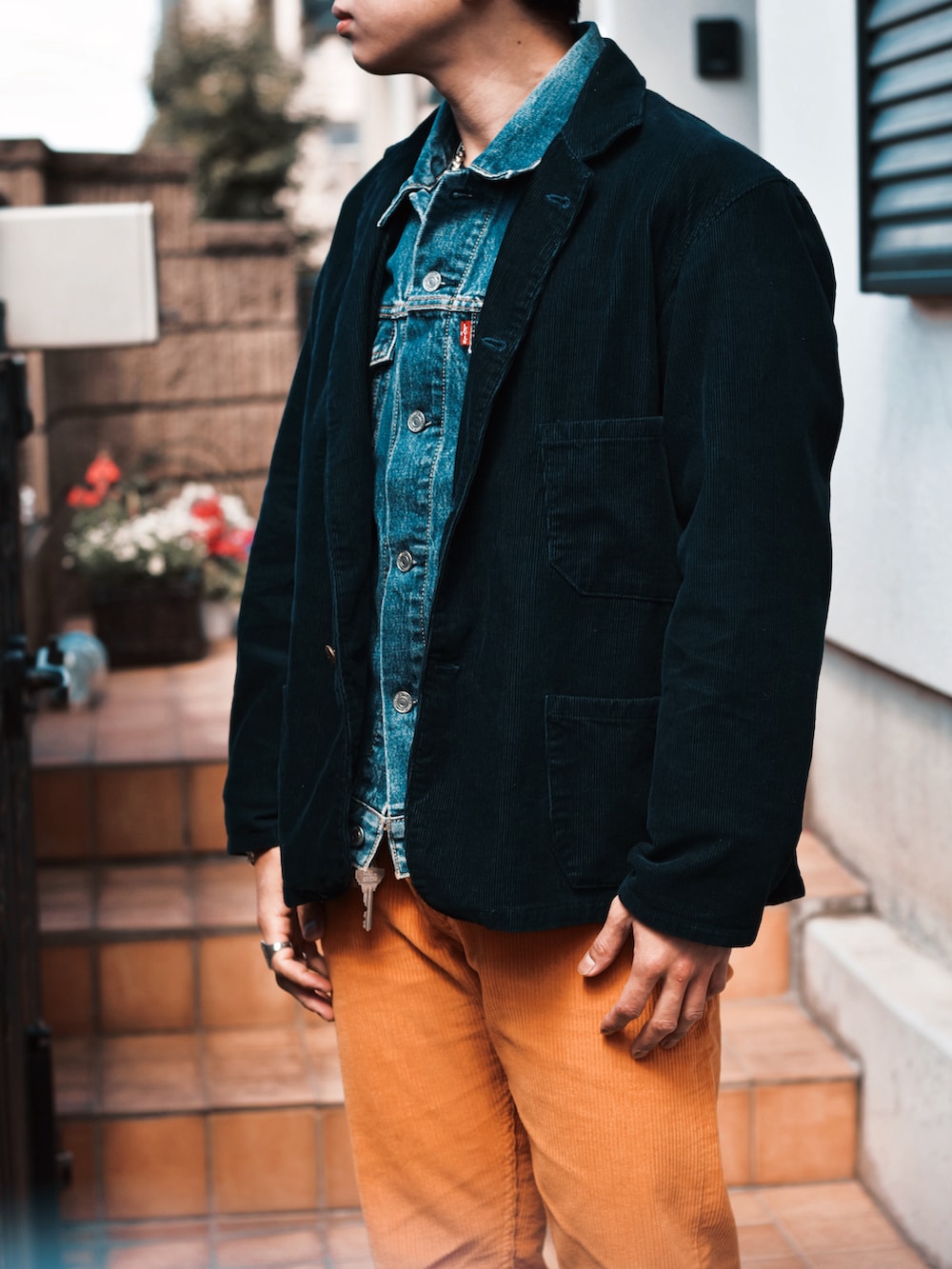 その他のその他パンツ、グレー系のスニーカー、その他のテーラードジャケットを着用したメンズの春コーディネートの2枚目の写真