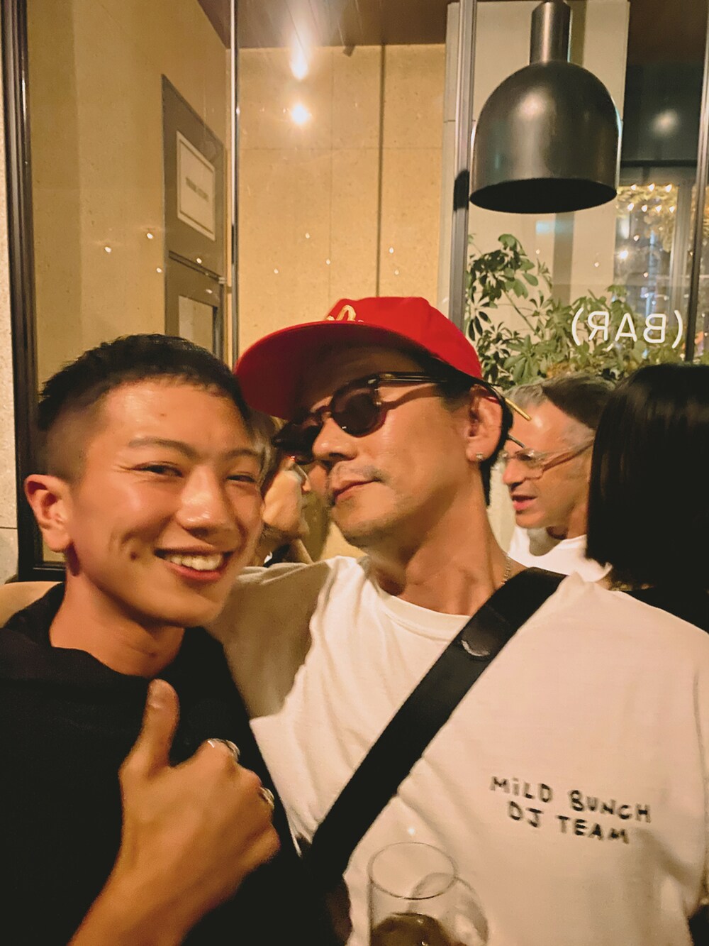 ブラック系のシャツ/ブラウス、ブルー系のその他パンツ、ブラック系のスニーカーを着用したメンズの秋コーディネートの2枚目の写真