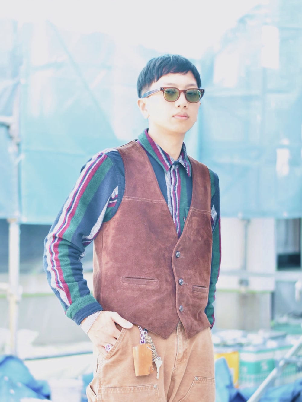 ブラウン系のベスト、その他のシャツ/ブラウス、ブラウン系のチノパンツを着用したメンズの秋コーディネートの2枚目の写真