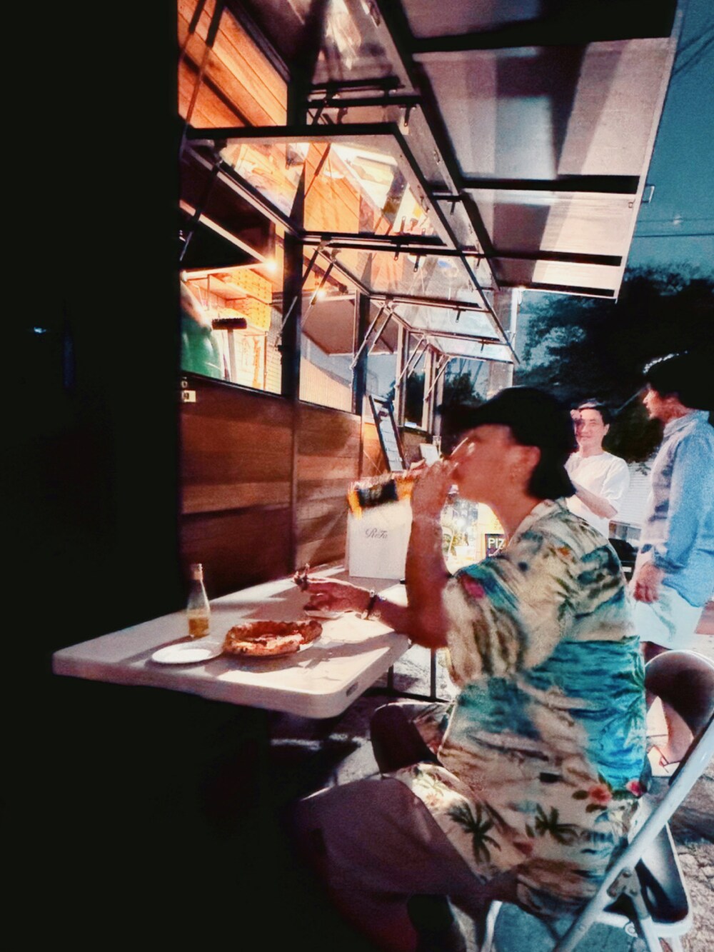 グリーン系のその他シューズを着用したメンズの夏コーディネートの2枚目の写真