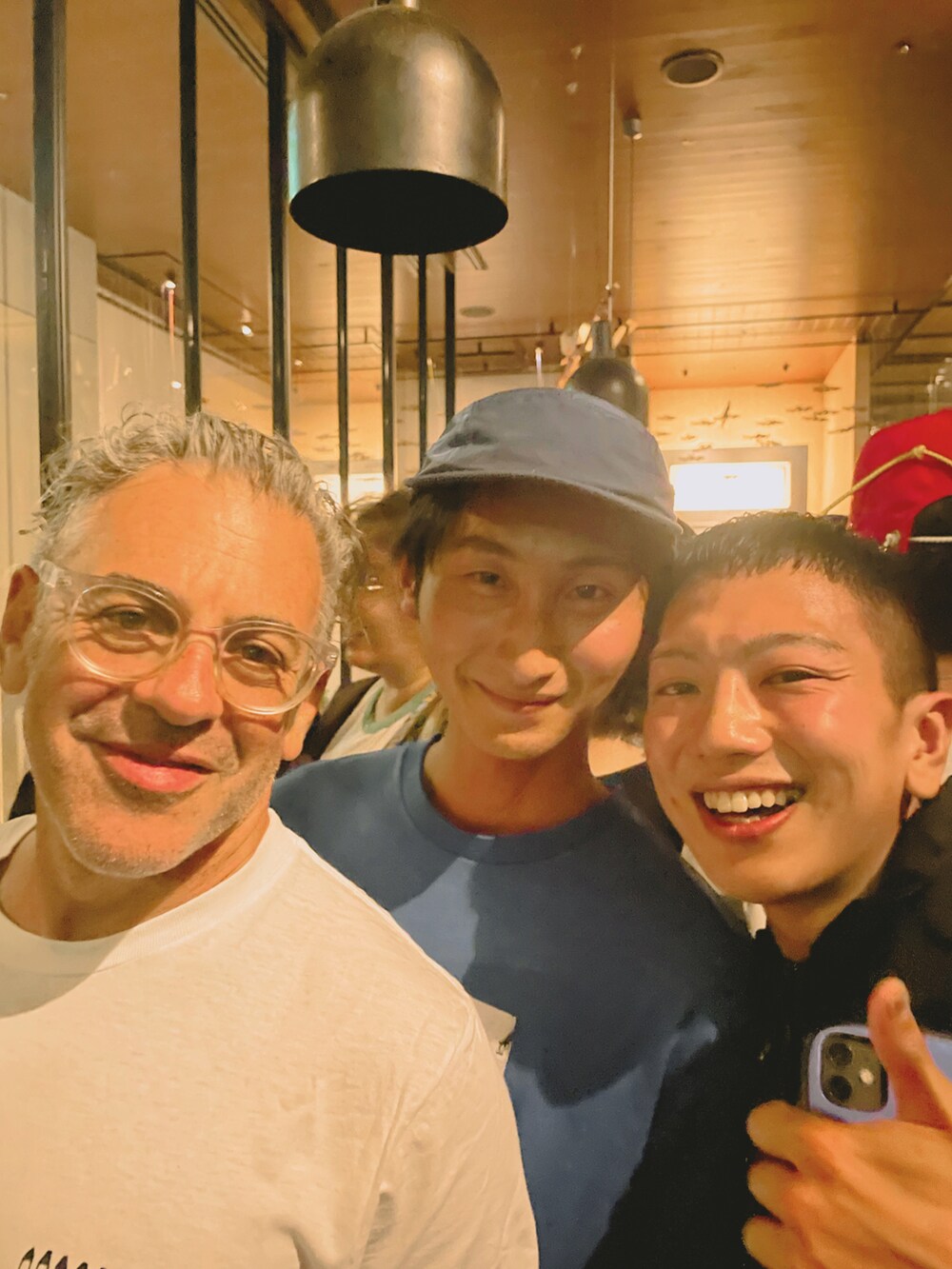 ブラック系のシャツ/ブラウス、ブルー系のその他パンツ、ブラック系のスニーカーを着用したメンズの秋コーディネートの3枚目の写真