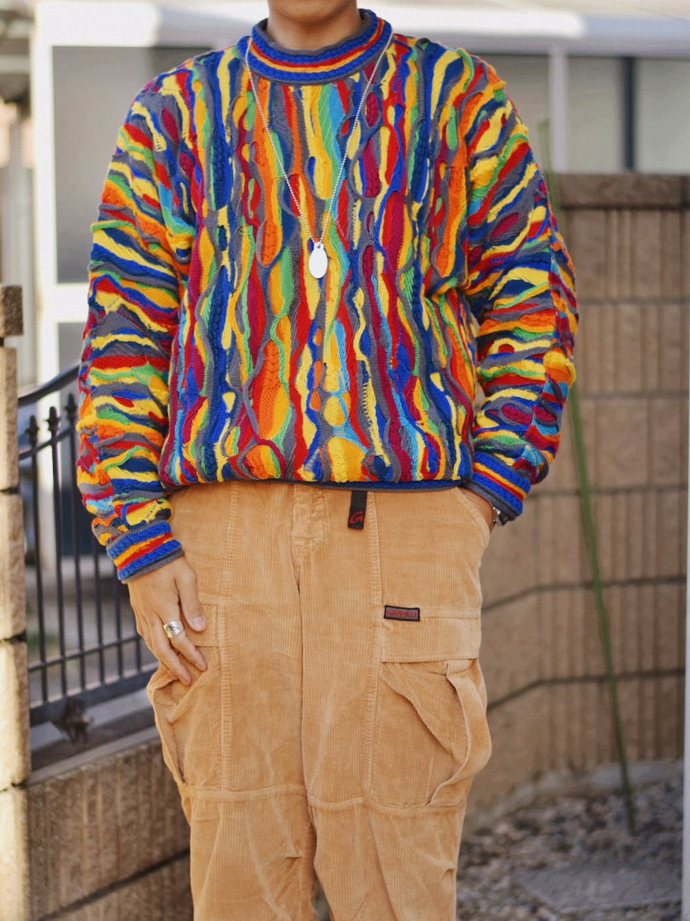 その他のニット/セーター、ブラック系のカーゴパンツ、ブルー系のシューズを着用したメンズの冬コーディネートの2枚目の写真