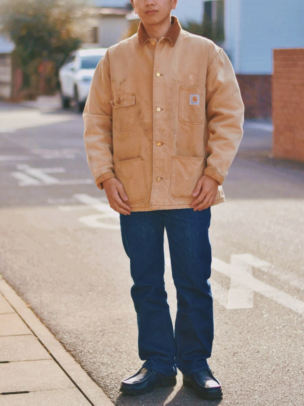 ブルー系のデニムパンツ、ブルー系のシューズ、ベージュ系のジャケット/アウターを着用したメンズの冬コーディネートの2枚目の写真