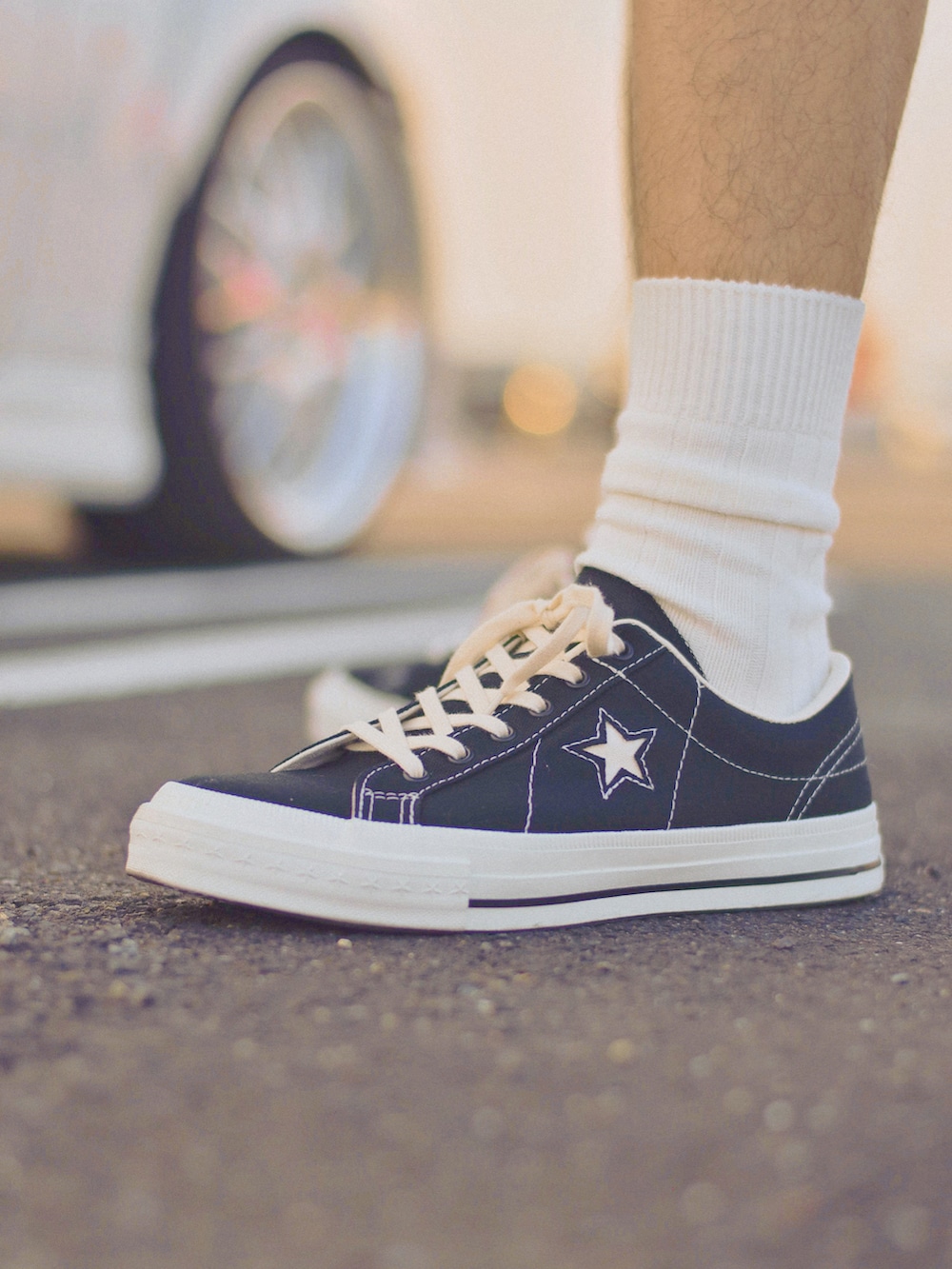 イエロー系のTシャツ/カットソー、グリーン系のパンツ、ブラック系のスニーカーを着用したメンズの春コーディネートの3枚目の写真