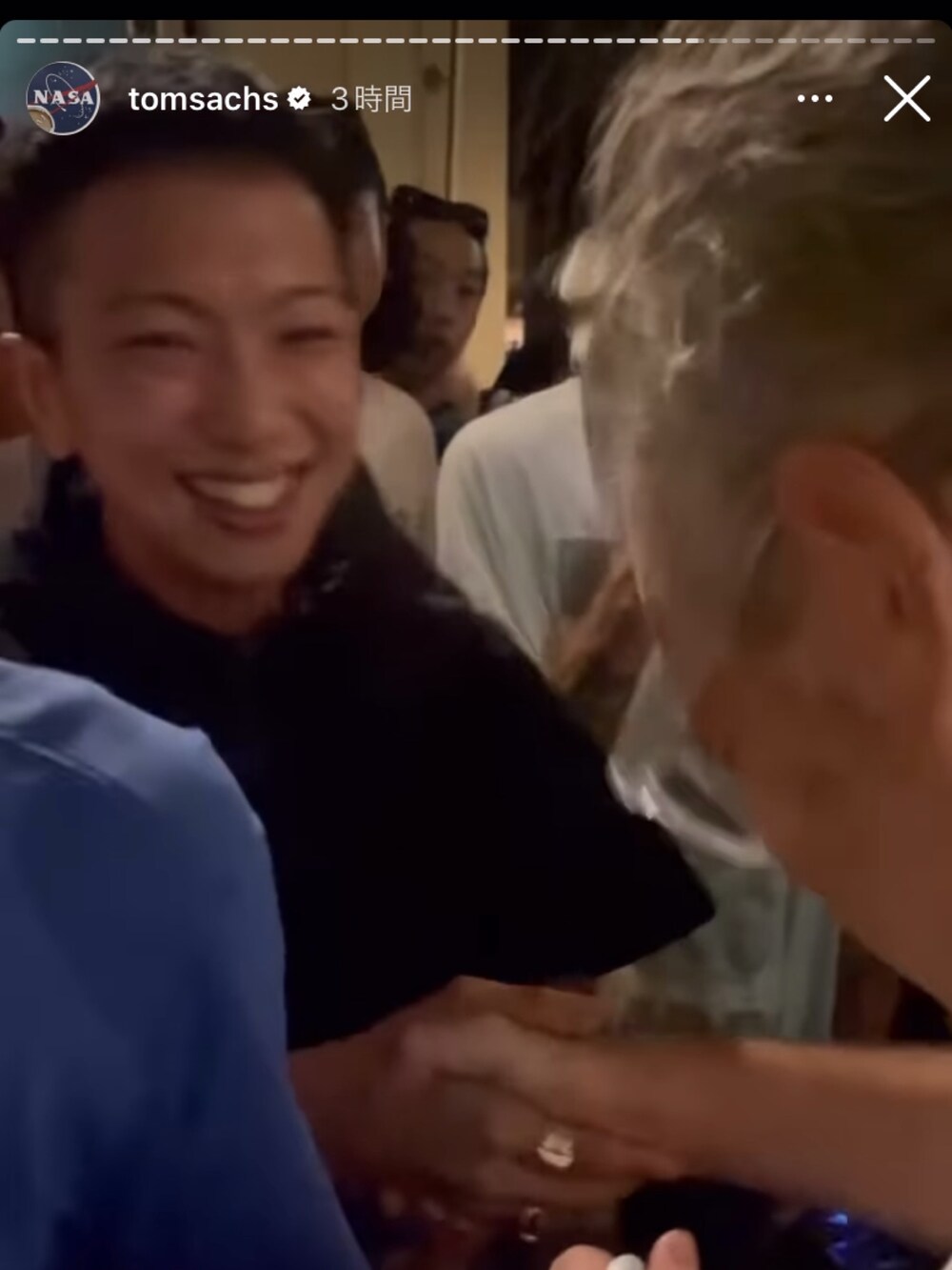 ブラック系のシャツ/ブラウス、ブルー系のその他パンツ、ブラック系のスニーカーを着用したメンズの秋コーディネートの4枚目の写真