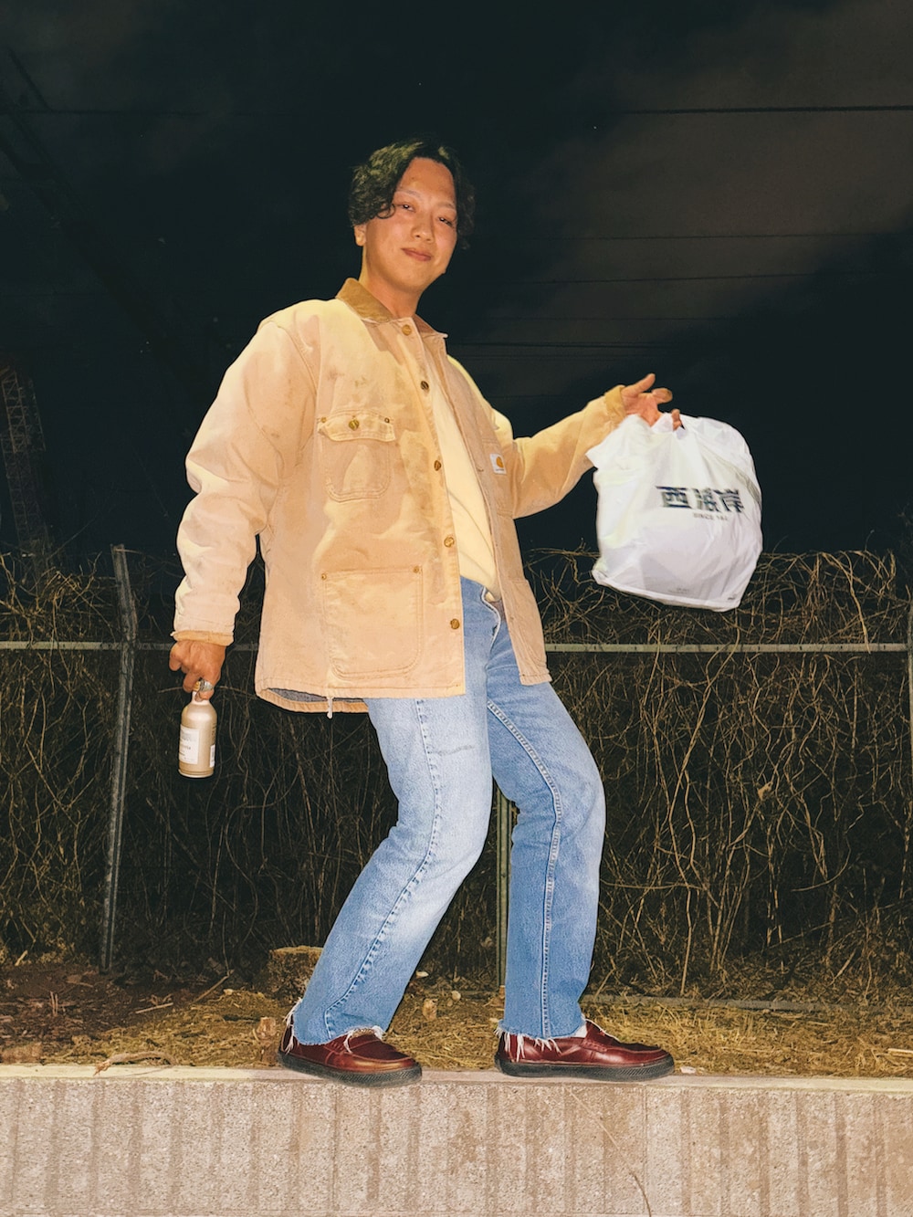 ブラウン系のスニーカー、ブルー系のデニムパンツ、ベージュ系のジャケット/アウターを着用したメンズの春コーディネートの2枚目の写真