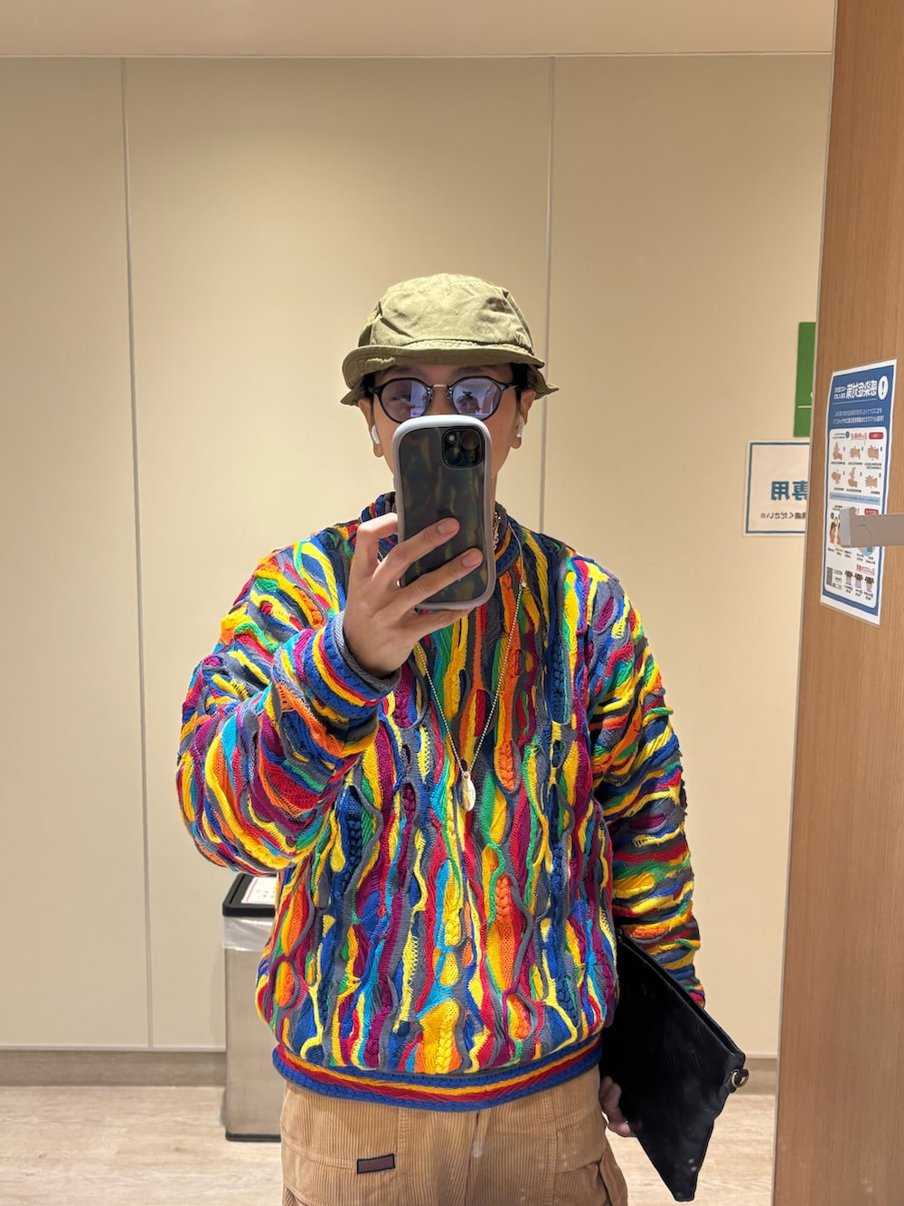 その他のニット/セーター、ブラック系のカーゴパンツ、ブルー系のシューズを着用したメンズの冬コーディネートの3枚目の写真