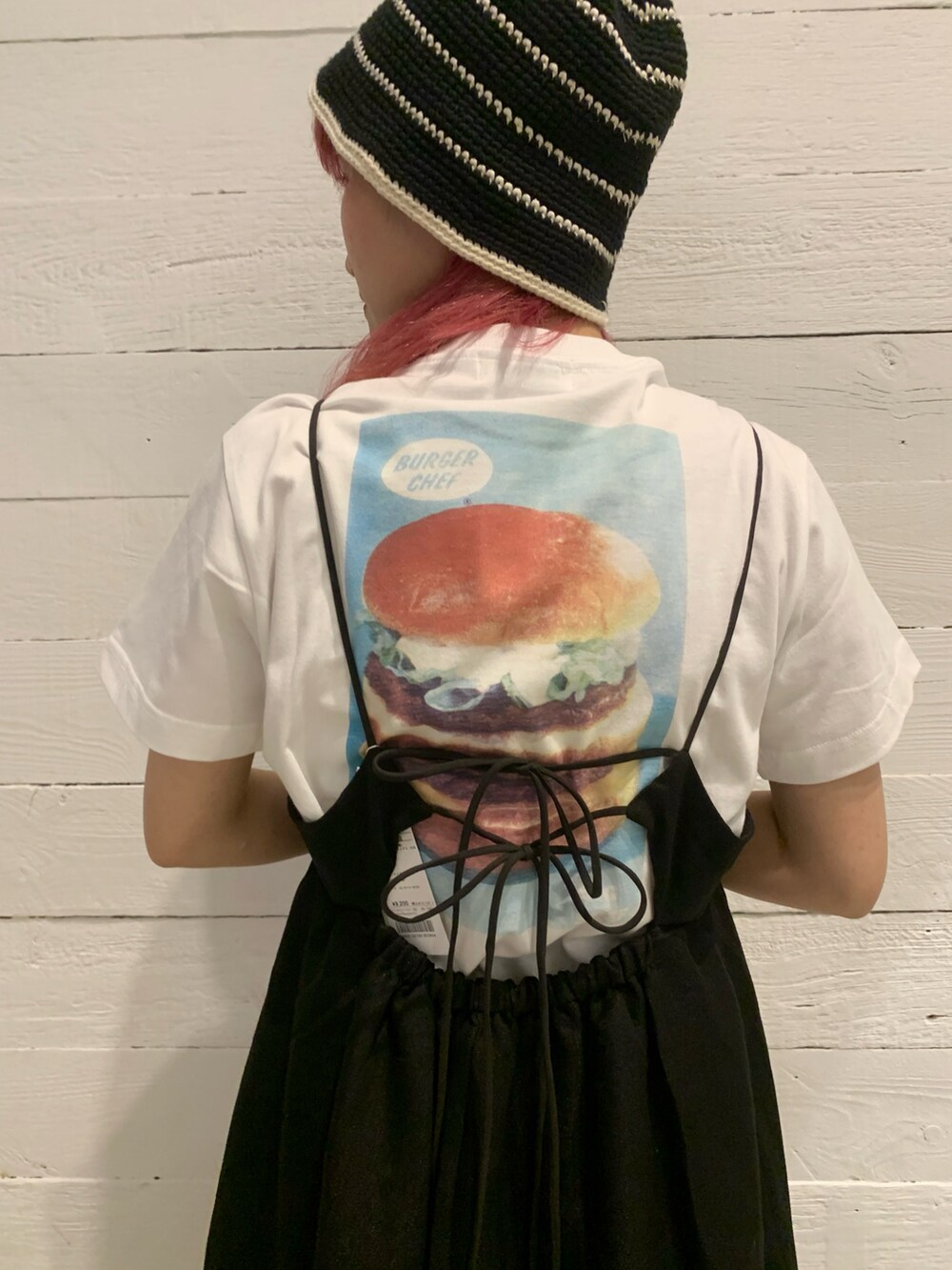 ブラック系のワンピース、ホワイト系のTシャツ/カットソー、ブラック系のハットを着用したレディースの春コーディネートの5枚目の写真