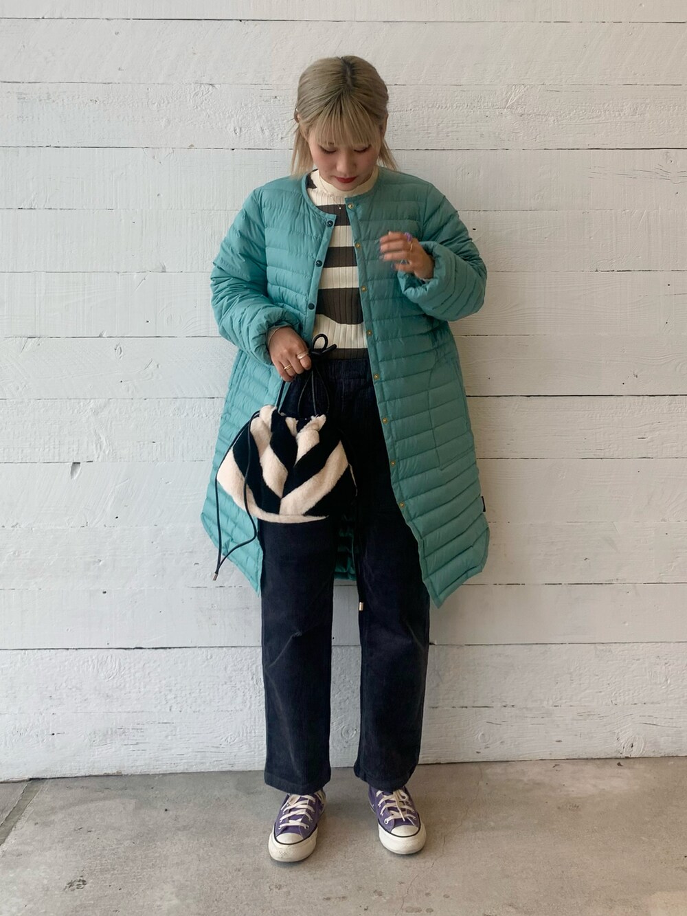 グリーン系のニット/セーターを着用したレディースの秋コーディネートの4枚目の写真