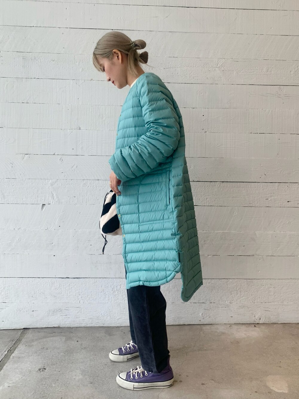 グリーン系のニット/セーターを着用したレディースの秋コーディネートの3枚目の写真