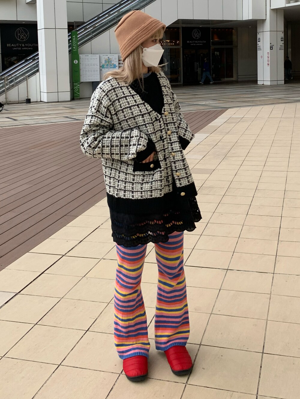 ブラック系のカーディガン/ボレロ、レッド系のサンダル、ブルー系のその他パンツを着用したレディースの冬コーディネートの2枚目の写真