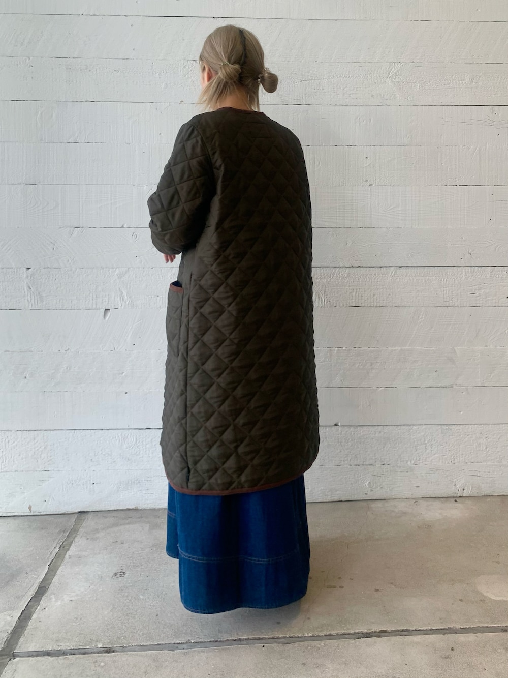 ブラック系のジャンパースカート、ホワイト系のニット/セーターを着用したレディースの秋コーディネートの4枚目の写真