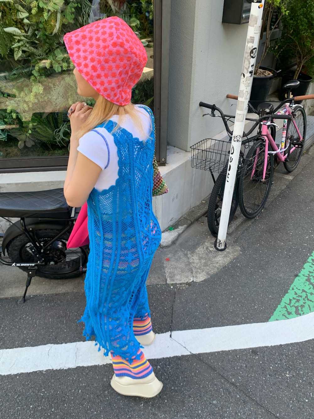 ブルー系のワンピース、ブルー系のその他パンツ、ホワイト系のトップスを着用したレディースの夏コーディネートの3枚目の写真