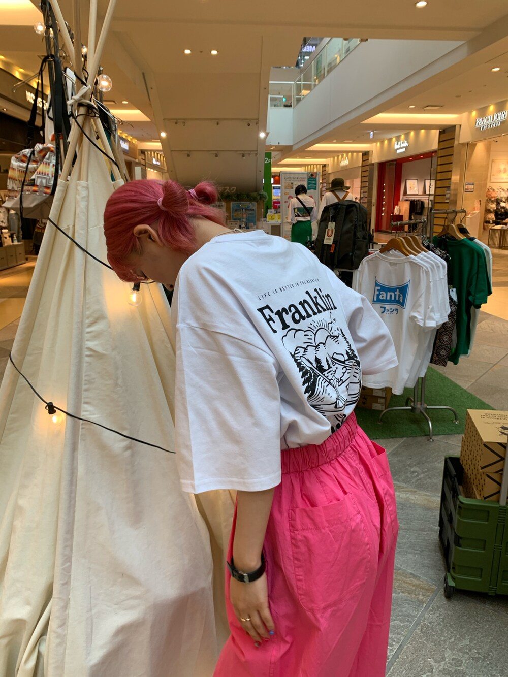 ホワイト系のTシャツ/カットソー、ピンク系のその他パンツ、パープル系のスニーカーを着用したレディースの春コーディネートの2枚目の写真