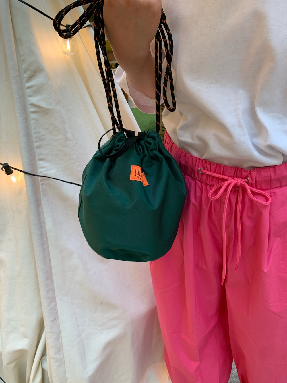 ホワイト系のTシャツ/カットソー、ピンク系のその他パンツ、パープル系のスニーカーを着用したレディースの春コーディネートの4枚目の写真