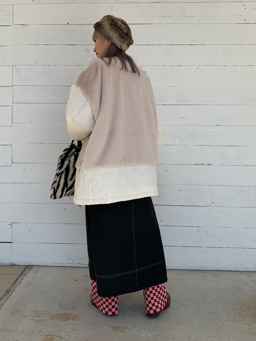 ホワイト系のダウンジャケット/コート、ブラック系のジャンパースカートを着用したレディースの秋コーディネートの2枚目の写真