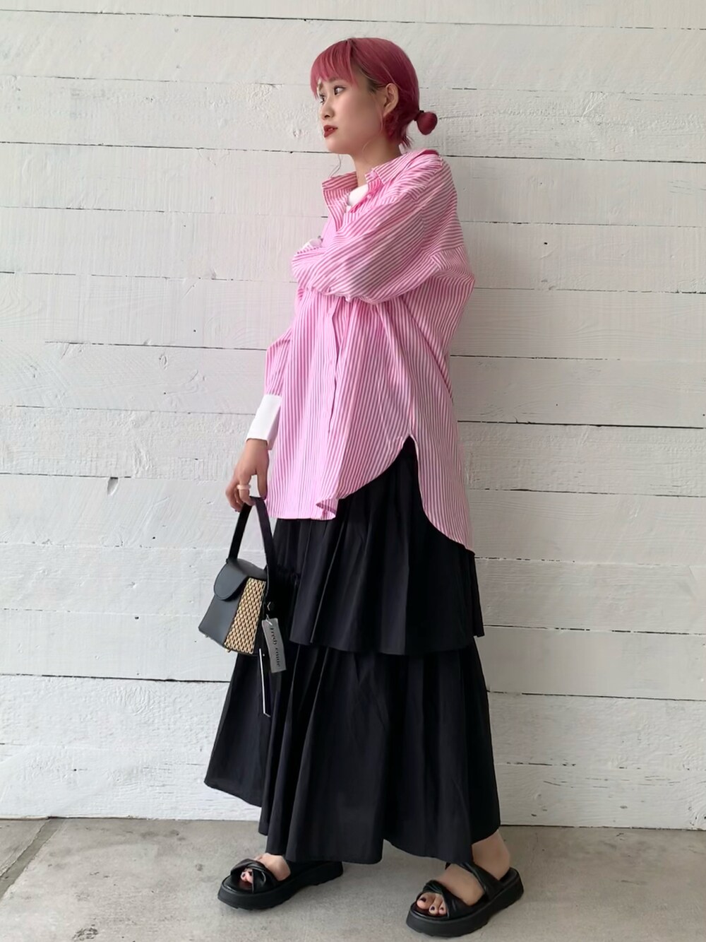 ピンク系のシャツ/ブラウス、ブラック系のスカート、ブラック系のサンダルを着用したレディースの春コーディネートの2枚目の写真