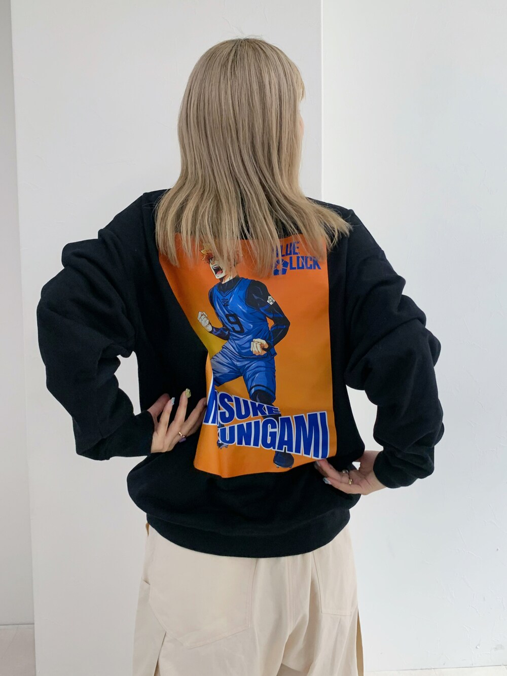 ブラック系のスウェット、ホワイト系のカーゴパンツを着用したレディースの秋コーディネートの4枚目の写真