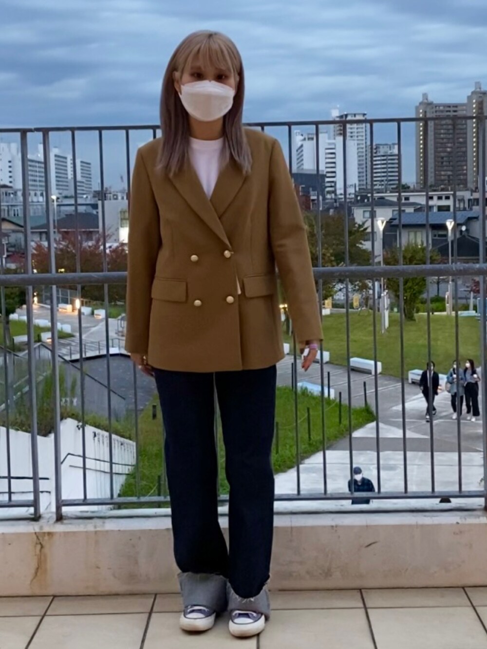 ブルー系のデニムパンツを着用したレディースの秋コーディネートの2枚目の写真