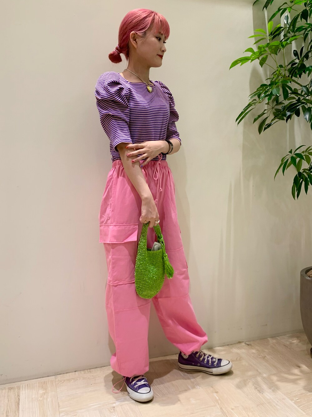 ピンク系のTシャツ/カットソー、ピンク系のカーゴパンツ、グリーン系のトートバッグを着用したレディースの夏コーディネートの2枚目の写真