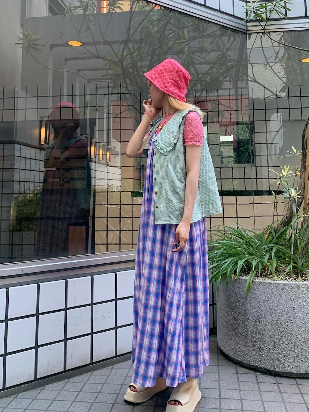 ブルー系のワンピース、グリーン系のシャツ/ブラウス、ホワイト系のスリッポンを着用したレディースの夏コーディネートの3枚目の写真