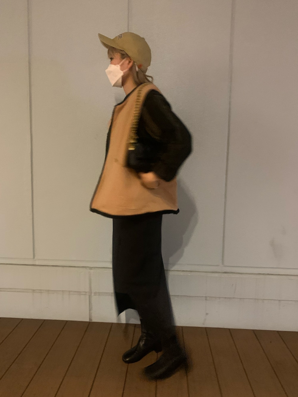 ブラック系のベスト、ブラック系のニット/セーター、ブラック系のショルダーバッグを着用したレディースの秋コーディネートの2枚目の写真