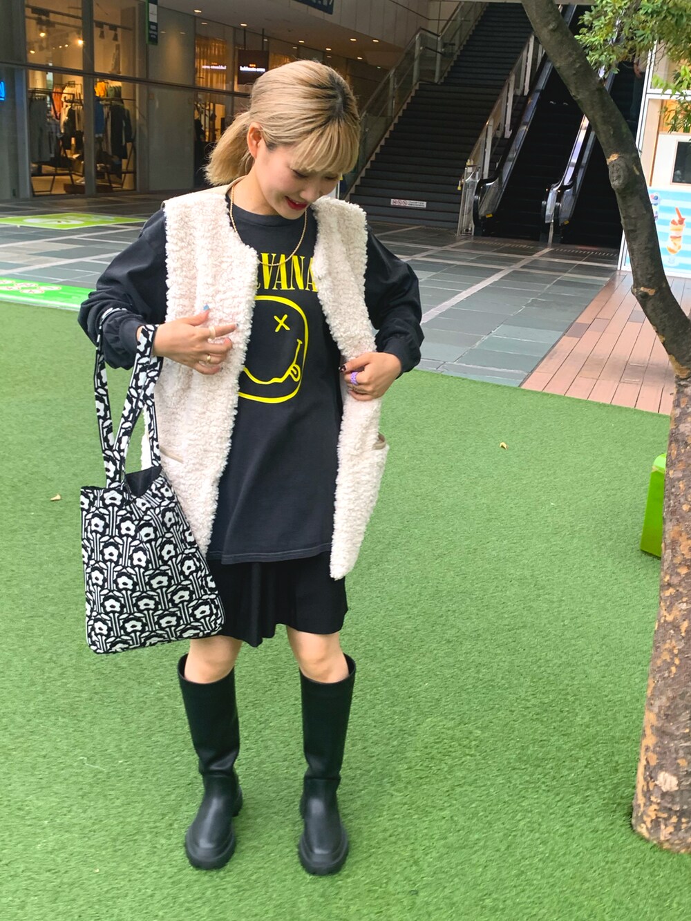 ブラック系のその他パンツを着用したレディースの秋コーディネートの4枚目の写真