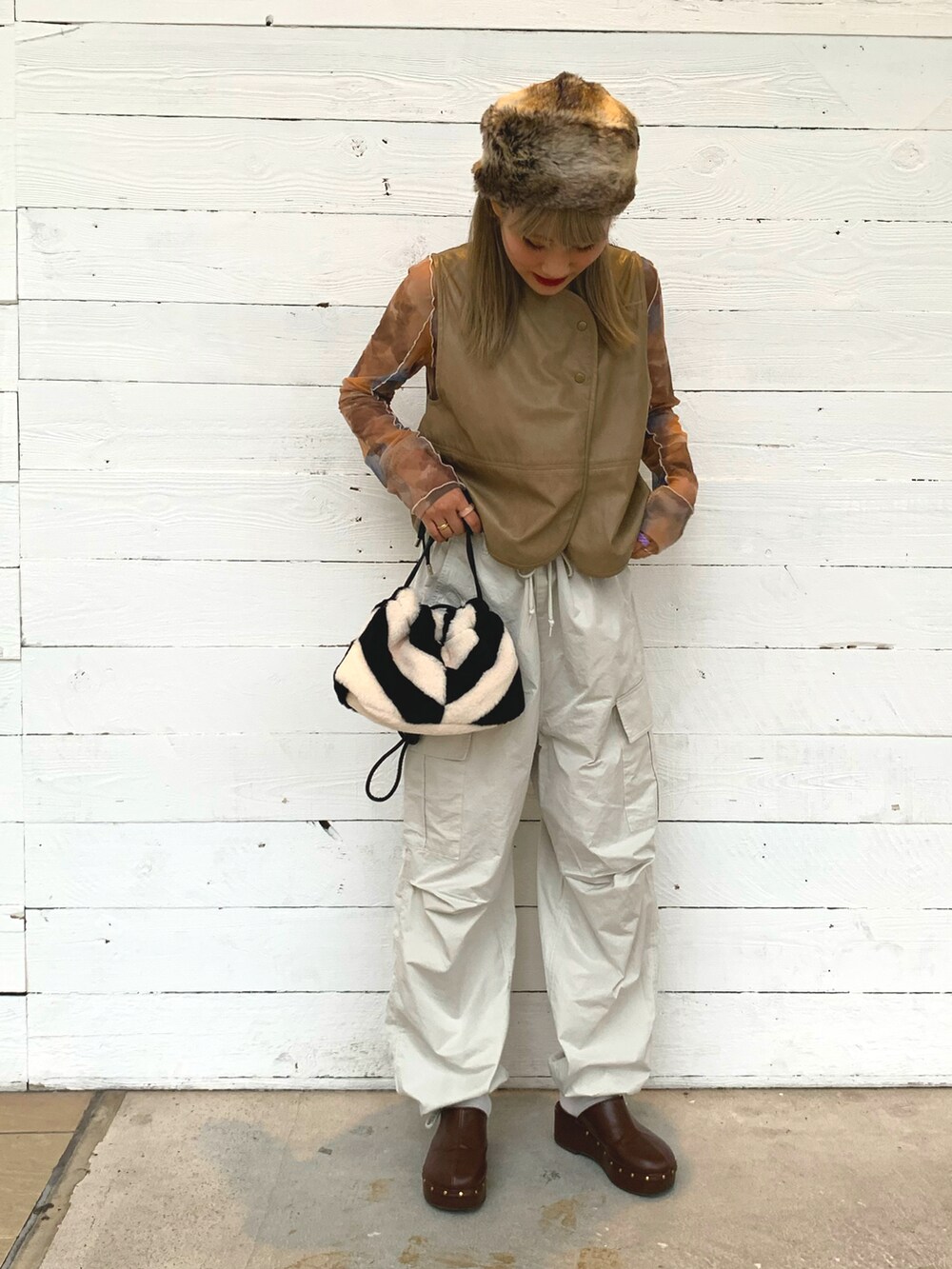 ベージュ系のTシャツ/カットソーを着用したレディースの秋コーディネートの3枚目の写真