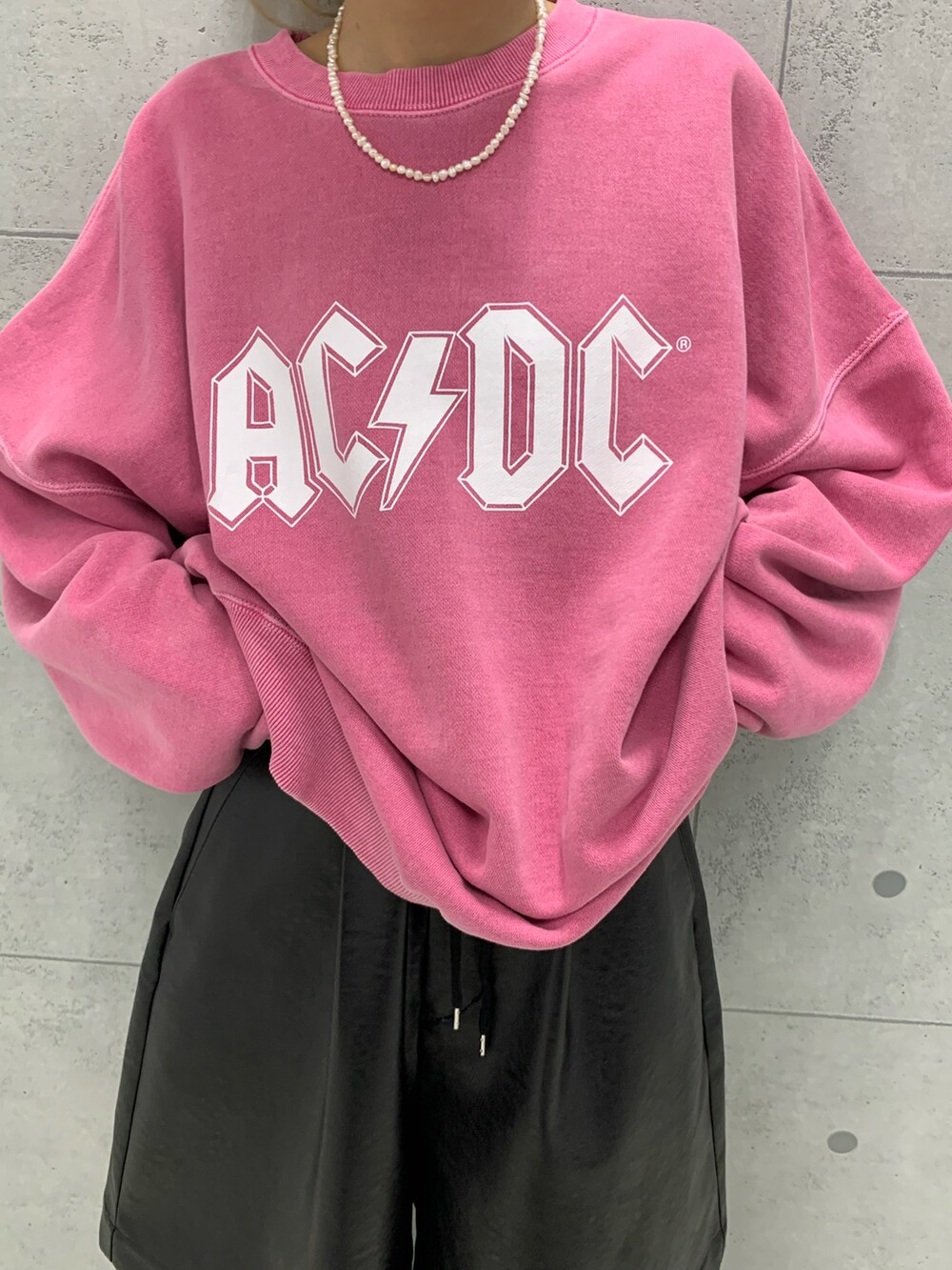 ブラック系のその他パンツを着用したレディースの秋コーディネートの4枚目の写真