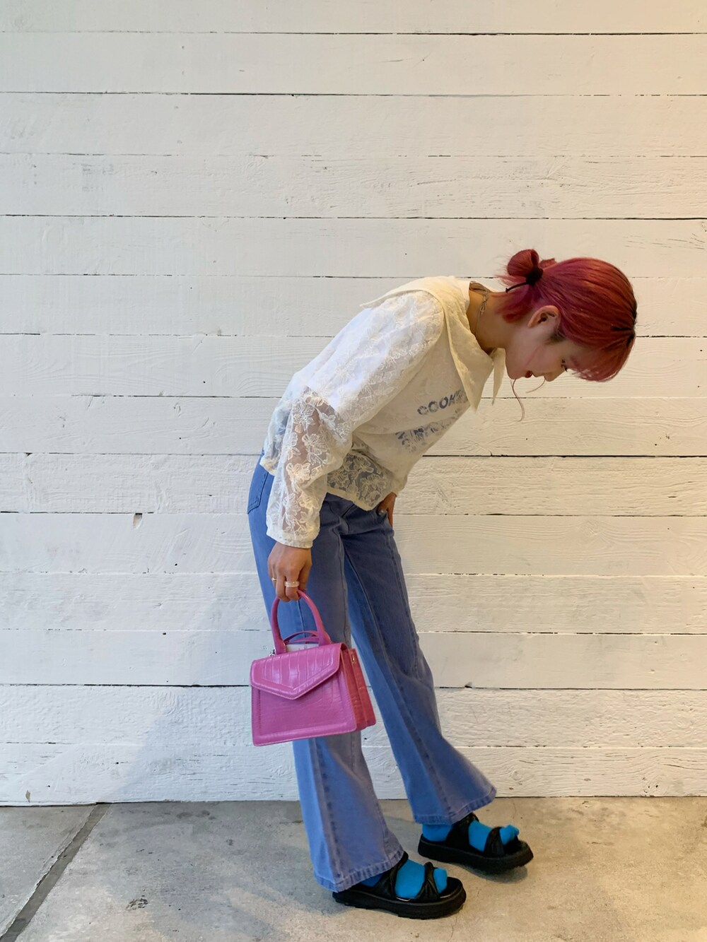 ホワイト系のTシャツ/カットソー、ホワイト系のシャツ/ブラウス、ブラック系のシューズを着用したレディースの春コーディネートの5枚目の写真