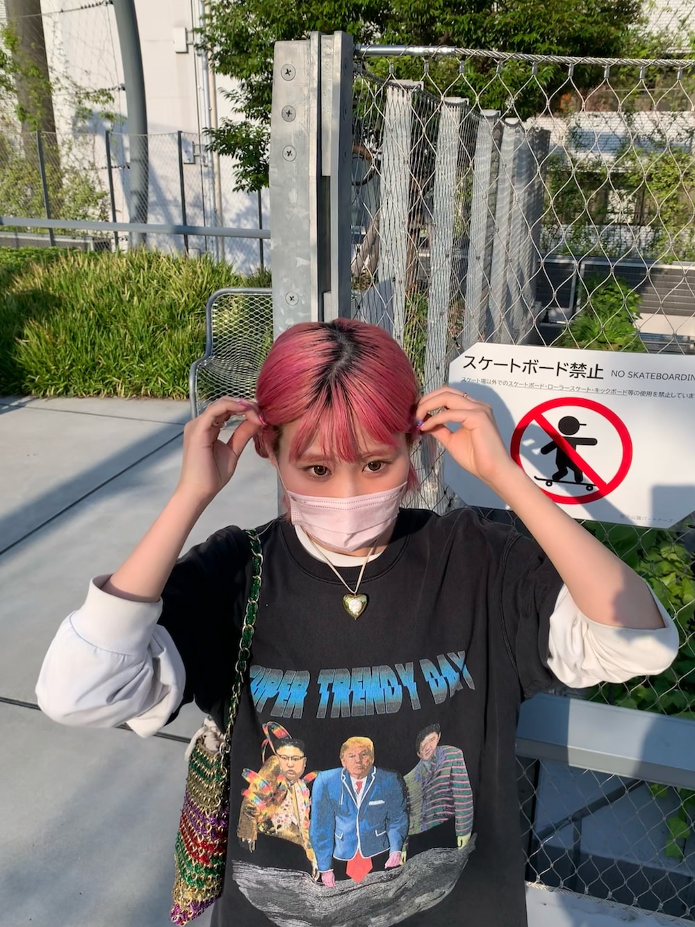 レッド系のその他パンツ、ホワイト系のスリッポンを着用したレディースの秋コーディネートの3枚目の写真