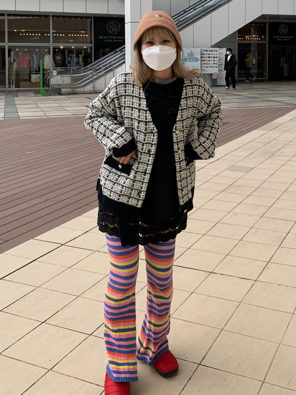 ブラック系のカーディガン/ボレロ、レッド系のサンダル、ブルー系のその他パンツを着用したレディースの冬コーディネートの4枚目の写真