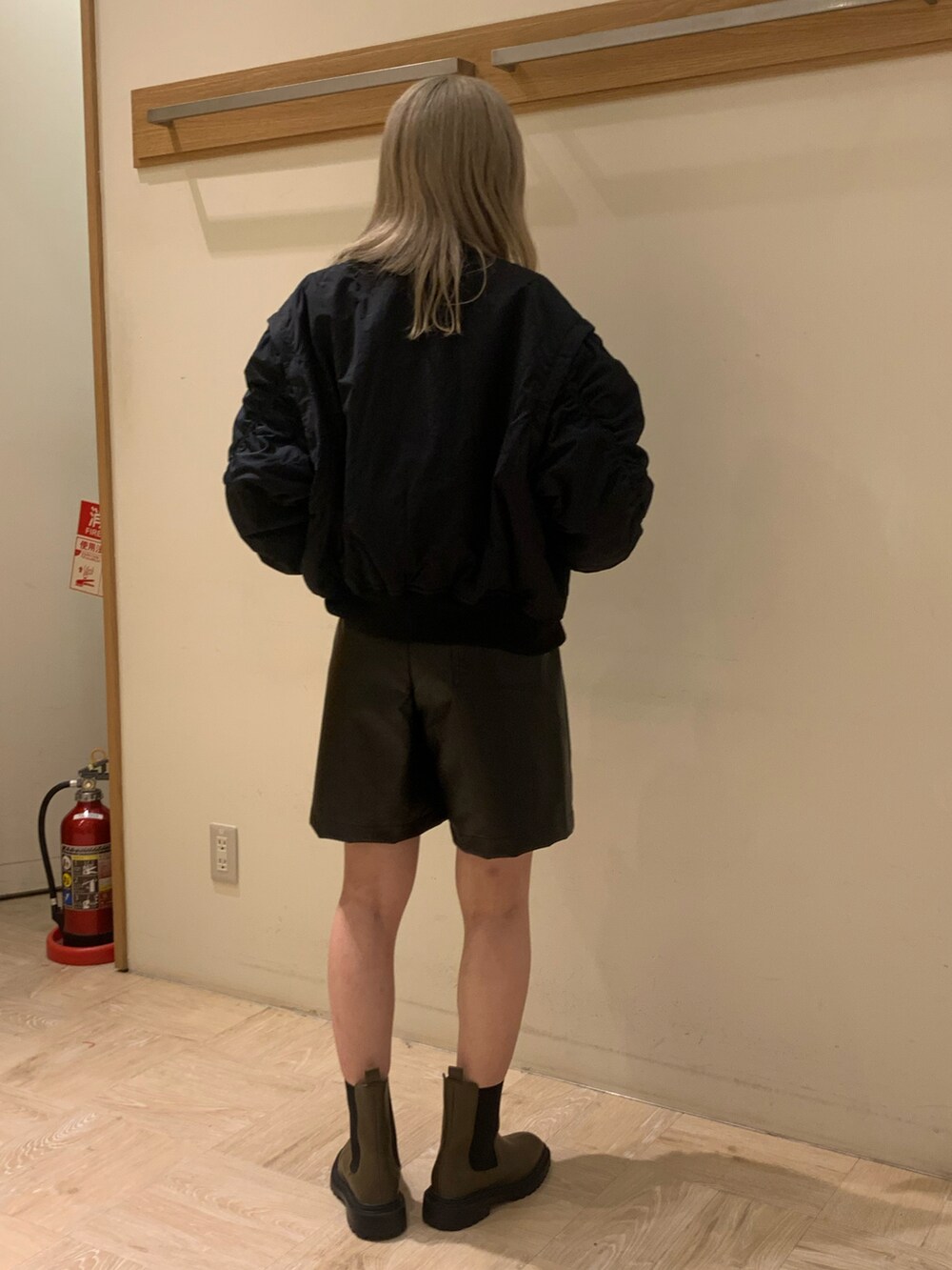 ブラック系のその他パンツを着用したレディースの秋コーディネートの4枚目の写真