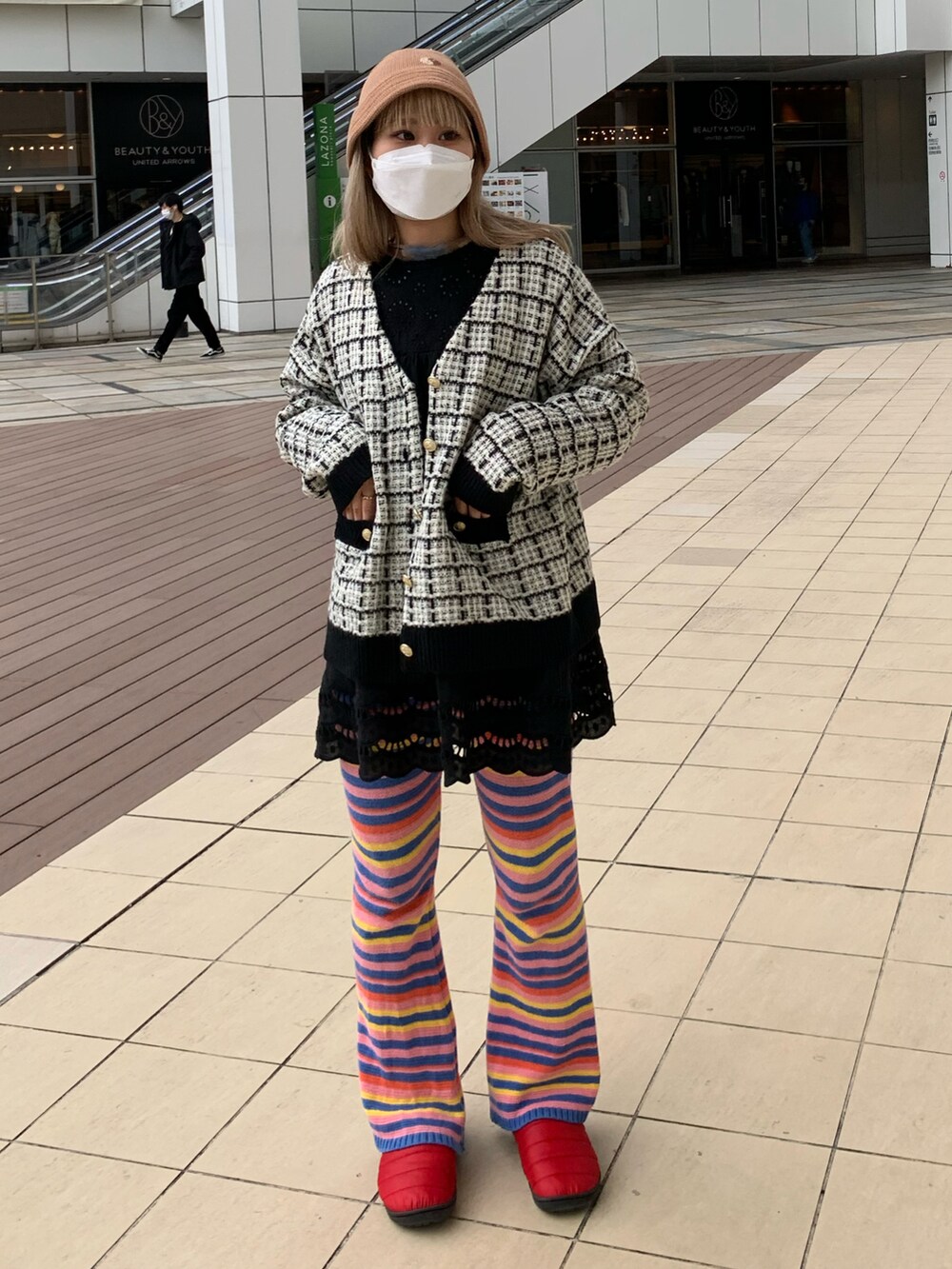 ブラック系のカーディガン/ボレロ、レッド系のサンダル、ブルー系のその他パンツを着用したレディースの冬コーディネートの3枚目の写真