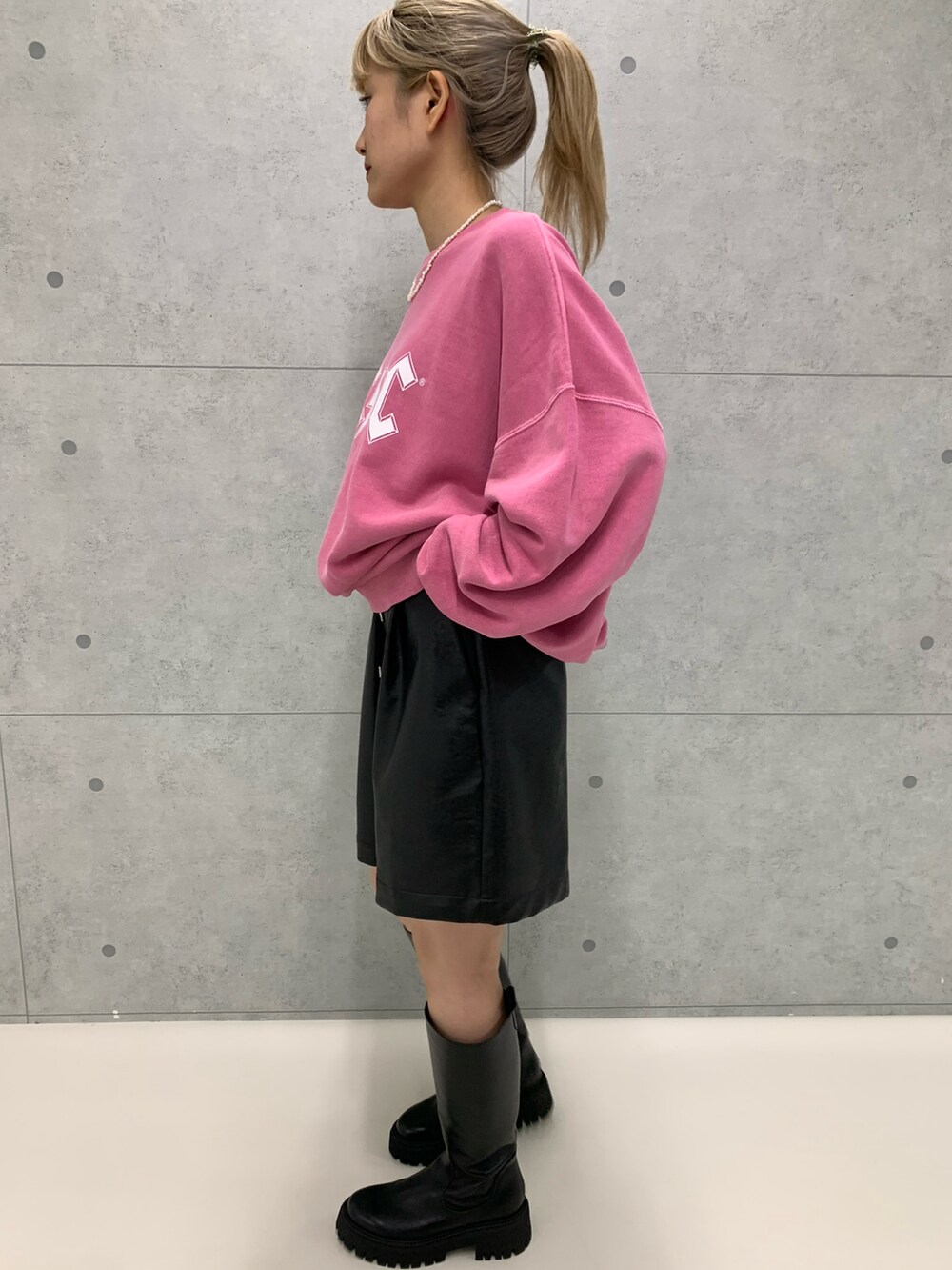 ブラック系のその他パンツを着用したレディースの秋コーディネートの2枚目の写真