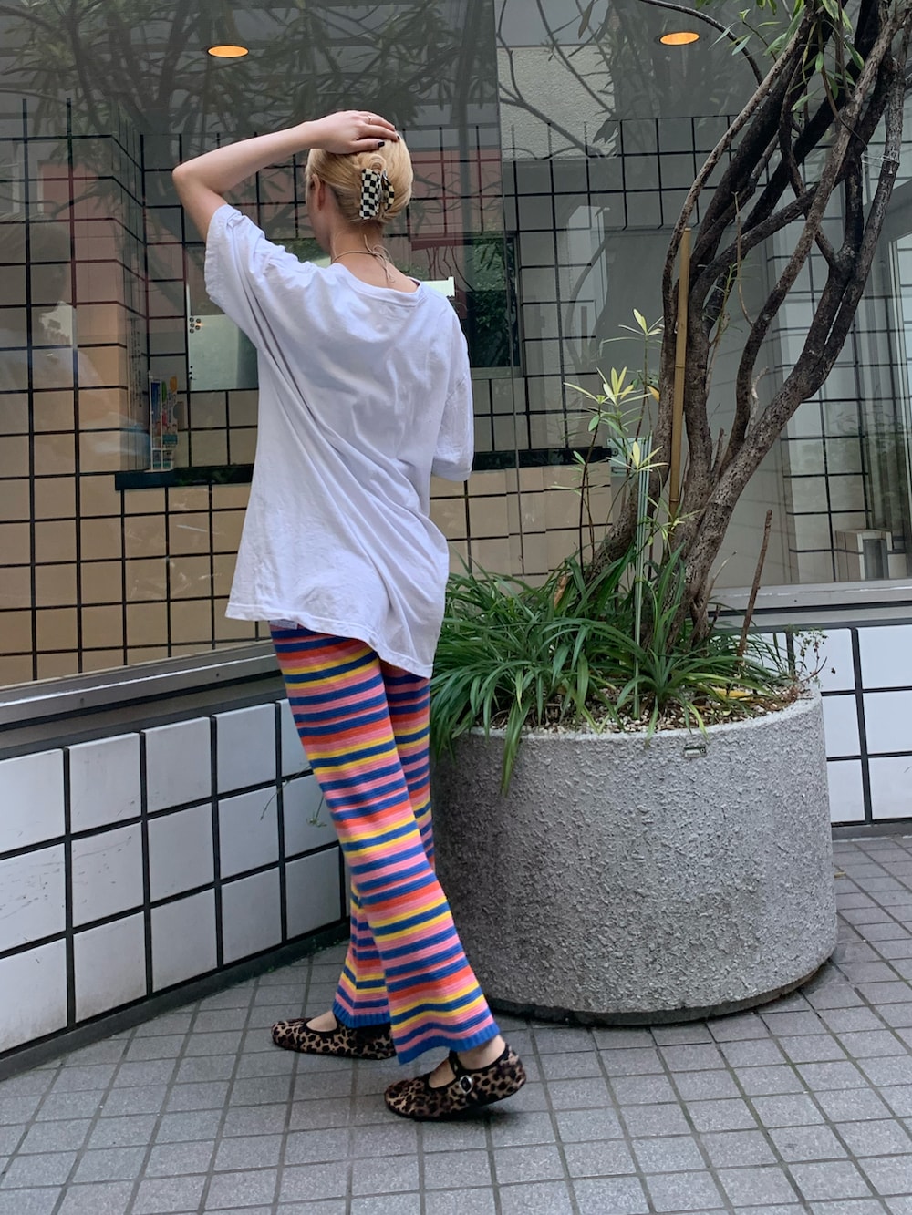 ブルー系のその他パンツ、ブラック系のシューズ、ホワイト系のTシャツ/カットソーを着用したレディースの夏コーディネートの2枚目の写真