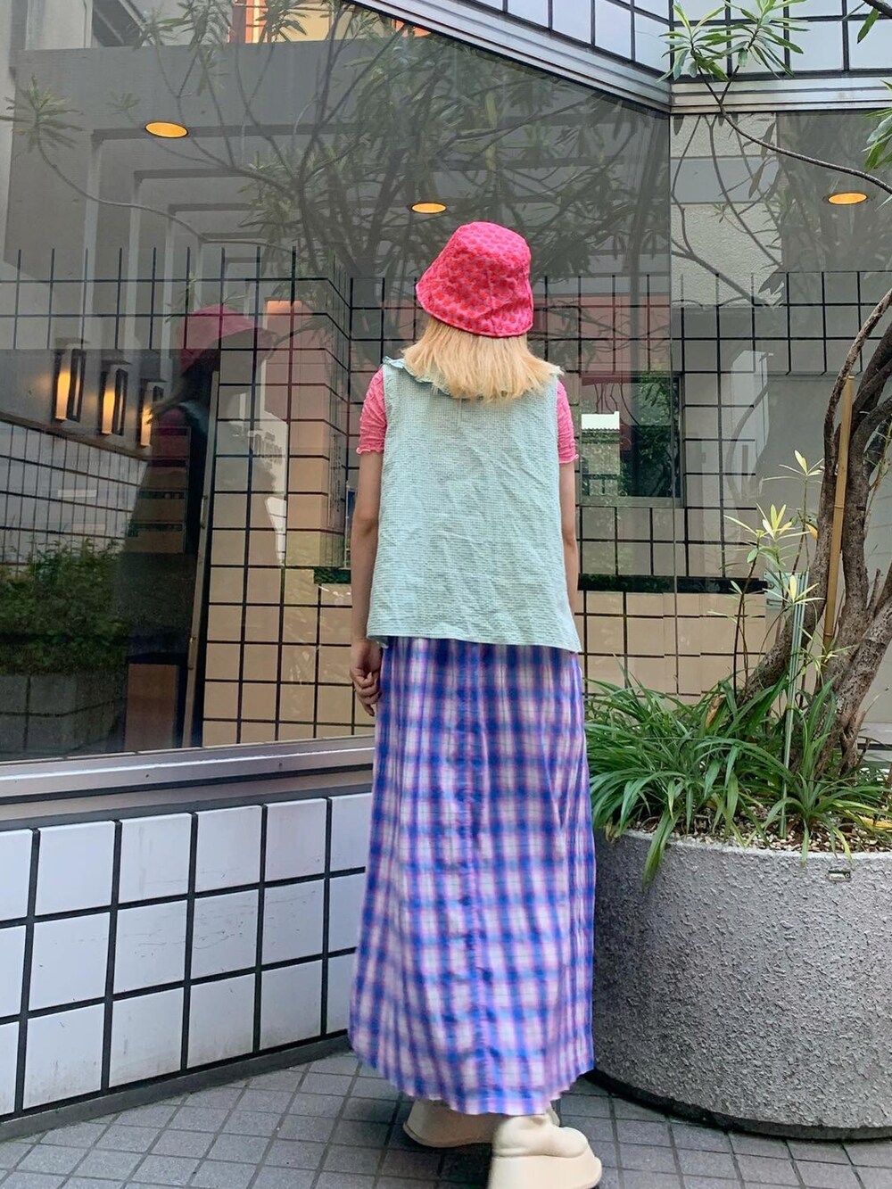 ブルー系のワンピース、グリーン系のシャツ/ブラウス、ホワイト系のスリッポンを着用したレディースの夏コーディネートの4枚目の写真