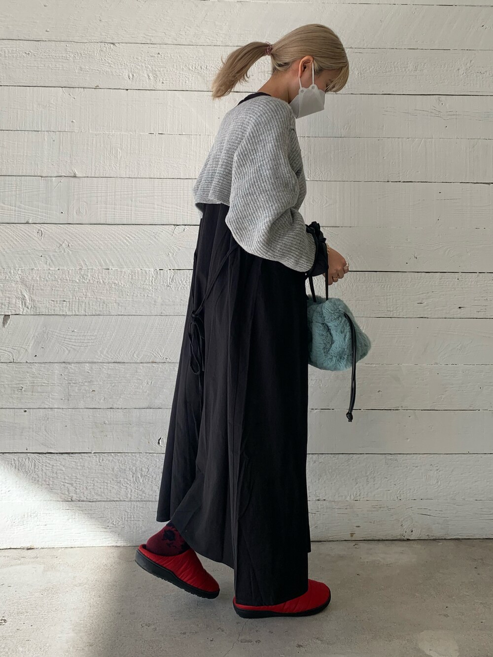 ブラック系のワンピース、グリーン系のショルダーバッグ、レッド系のサンダルを着用したレディースの秋コーディネートの2枚目の写真