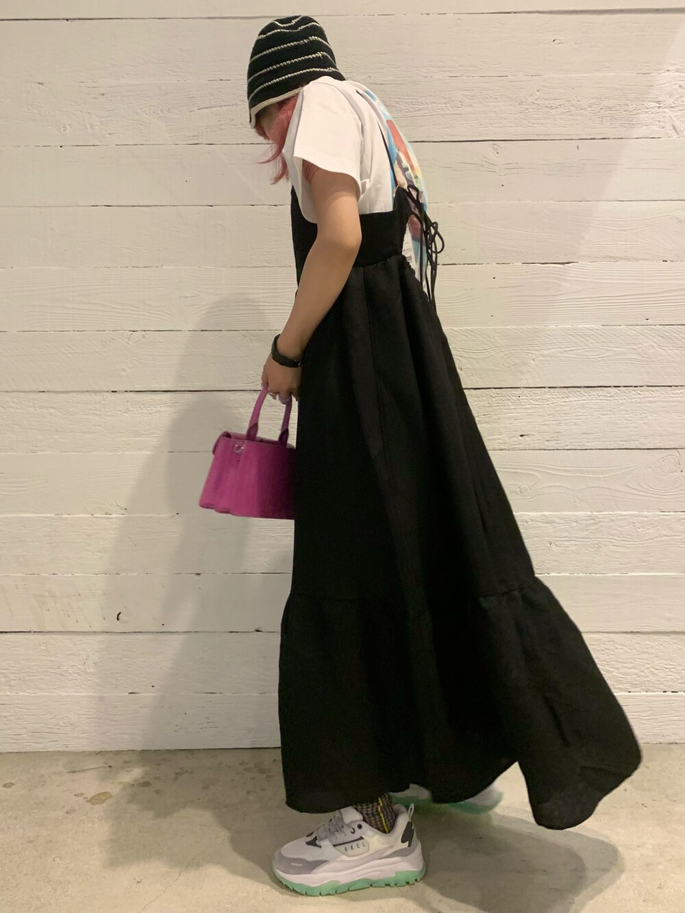 ブラック系のワンピース、ホワイト系のTシャツ/カットソー、ブラック系のハットを着用したレディースの春コーディネートの2枚目の写真