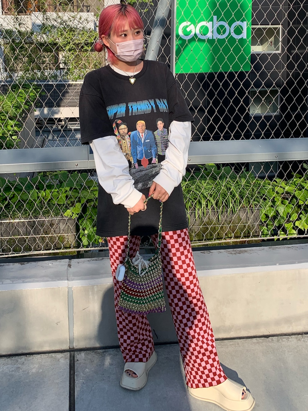 レッド系のその他パンツ、ホワイト系のスリッポンを着用したレディースの秋コーディネートの2枚目の写真