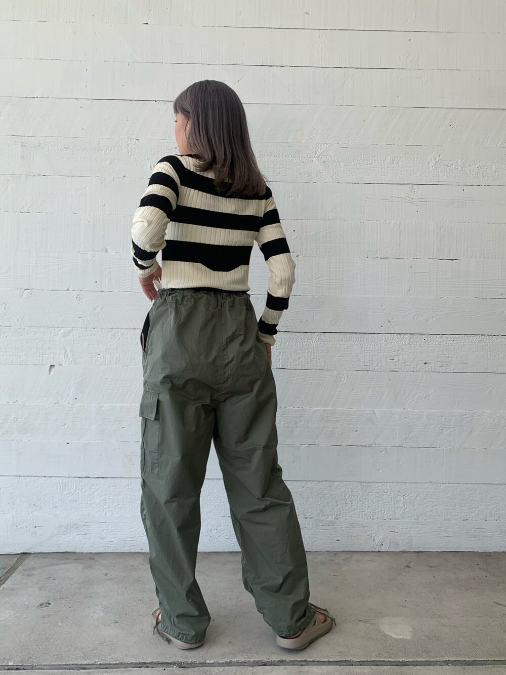 ホワイト系のカーゴパンツを着用したレディースの夏コーディネートの4枚目の写真