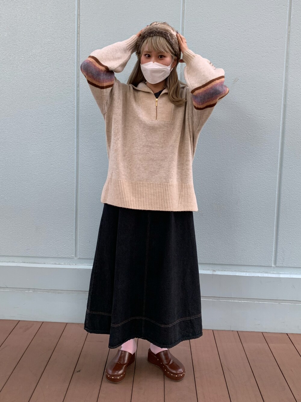 ブラック系のジャンパースカートを着用したレディースの秋コーディネートの4枚目の写真