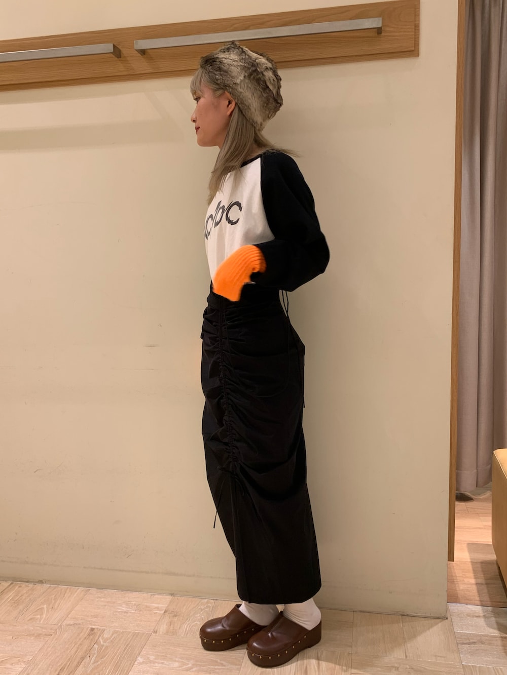 ブラック系のスカートを着用したレディースの秋コーディネートの5枚目の写真