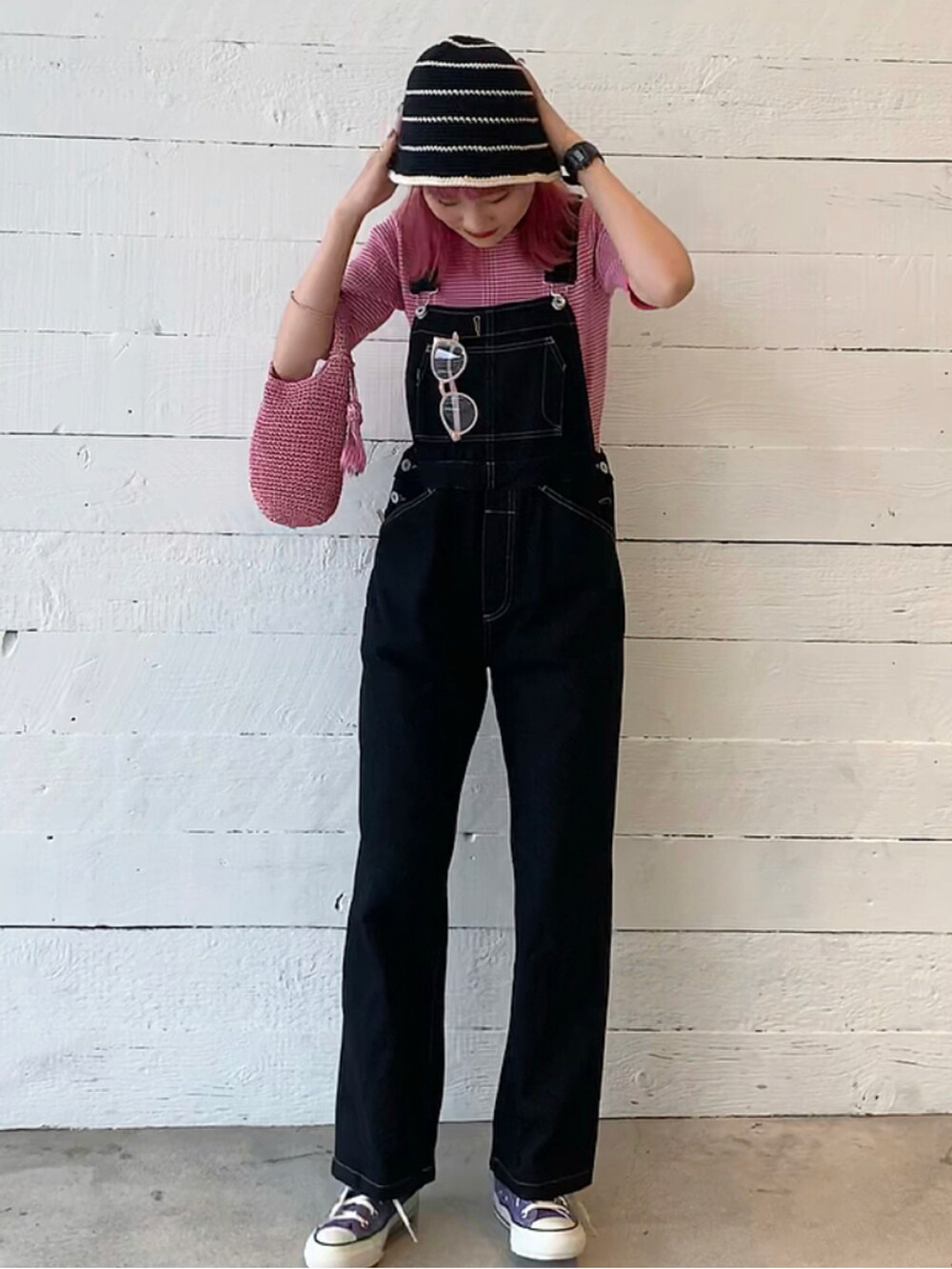 ピンク系のトートバッグ、パープル系のスニーカー、ブラック系のサロペット/オーバーオールを着用したレディースの春コーディネートの4枚目の写真