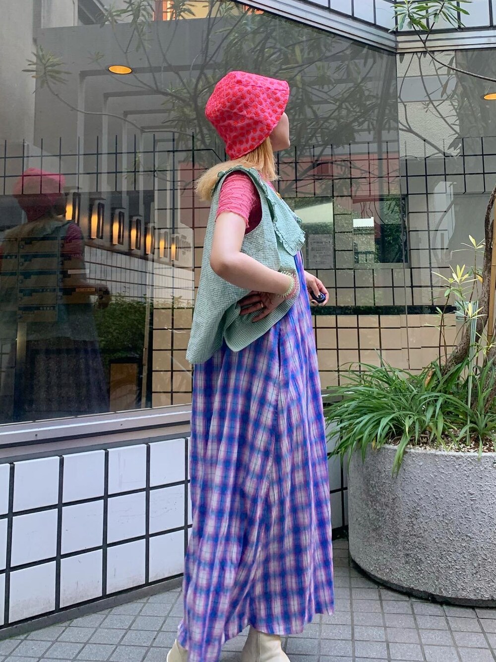 ブルー系のワンピース、グリーン系のシャツ/ブラウス、ホワイト系のスリッポンを着用したレディースの夏コーディネートの2枚目の写真